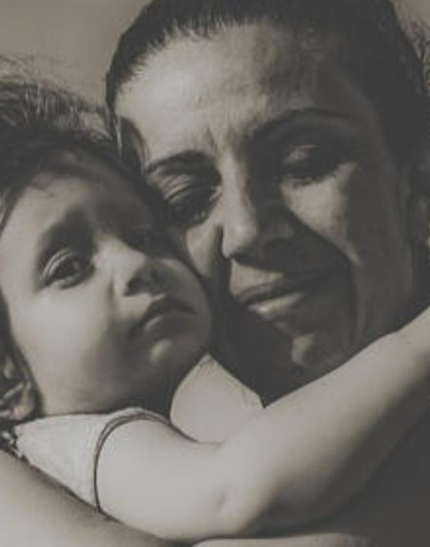 Abrazo madre e hija